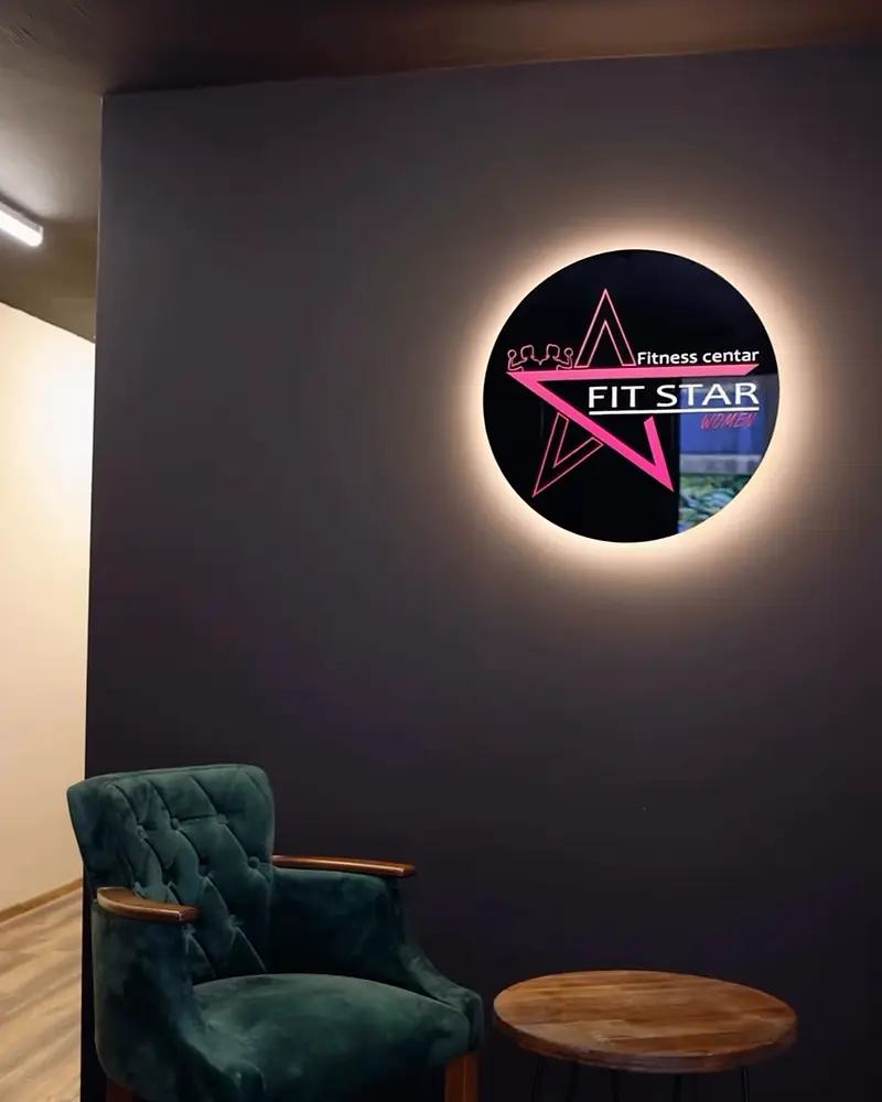Ulaz u centar: zelena fotelja i svijetleći znak FIT STAR na tamnom zidu
