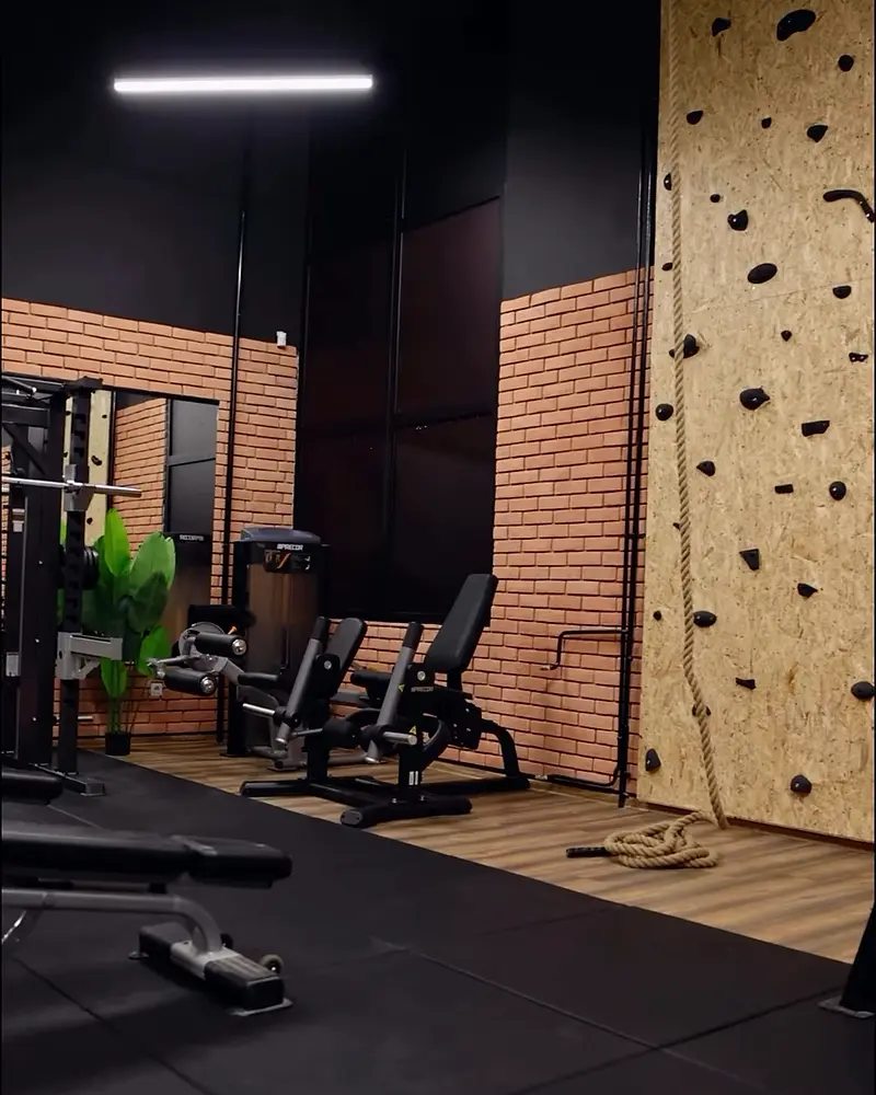 Sala u Sarajevu s umjetnom stijenom za penjanje, užetom i spravama za snagu